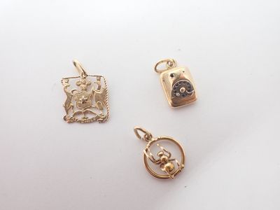 3 breloques en or 18 K, poids 4,8 gr (accidents et manques) - Photo 1