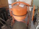 une machine orange qui se trouve dans une pièce