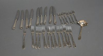 de nombreuses fourchettes et cuillères disposées sur la table