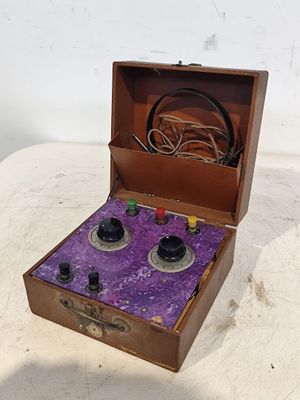 une petite boîte en bois dont l'intérieur est recouvert d'un tissu violet