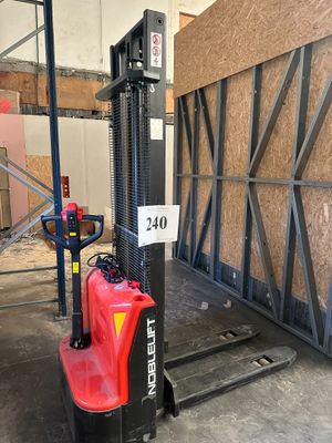 un chariot élévateur portant un numéro, dans un entrepôt