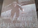 une photo d'un livre posé sur une table