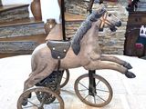 statue représentant un cheval attelé à une calèche, posée sur une table dans un salon