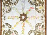 une écharpe carrée blanche et marron, ornée d'un motif floral