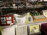 de nombreux articles sur les étagères du magasin