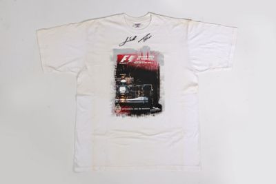 un t-shirt blanc avec l'image d'une voiture dessus