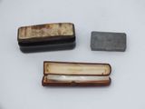 une petite boîte contenant un couteau et une boîte dans laquelle se trouve un couteau
