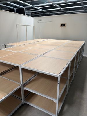 une pièce comportant de nombreuses étagères