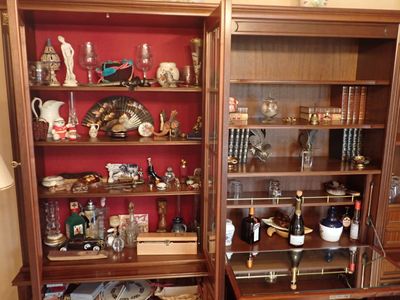 une armoire sur laquelle sont posés de nombreux objets, dans une pièce