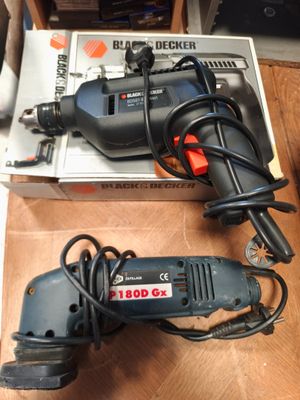 une perceuse Black & Decker et une boîte à outils posées sur une table