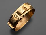 un bracelet en or orné d'une croix