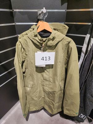 La veste est suspendue à un cintre à côté d'un pantalon