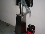 une machine posée par terre à côté d'une canette de soda