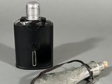 un flacon de parfum posé à côté d'un briquet sur une table