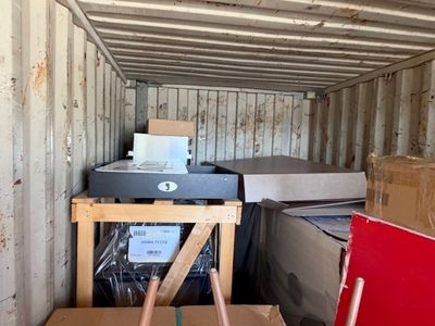 de nombreux cartons, les uns après les autres, à l'arrière d'un camion de déménagement
