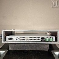 une photo montrant un rack d'équipements électroniques posé sur une table