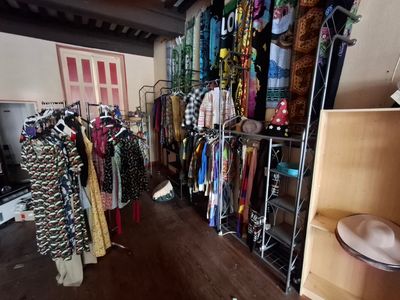 Ensemble d'agencement de magasin: Portant à vétements tubulaires en 4 