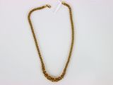 un collier à chaîne en or avec un fermoir en forme de cœur sur fond blanc