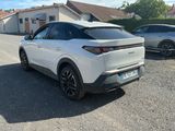l'arrière d'un SUV blanc garé sur un parking