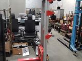 une image d'un garage avec beaucoup d'outils