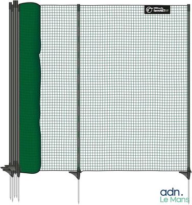 un dessin représentant une clôture avec un rouleau de tissu vert à côté