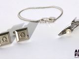 une photo d'un collier, d'un bracelet et d'une bague posés sur un fond blanc