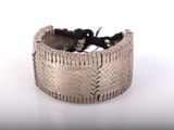 bracelet en argent avec des perles noires sur fond blanc