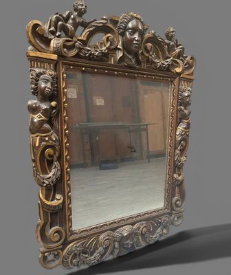 un miroir posé sur le sol devant un mur