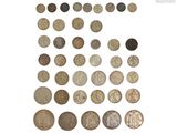 une image d'une collection de pièces de monnaie anciennes sur une surface blanche