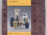un livre sur la couverture duquel figure l'image d'un ensemble de vases