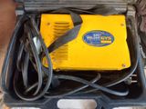 une photo d'un poste à souder jaune et noir dans son coffret