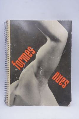un vieux livre sur lequel figure l'image d'une femme nue