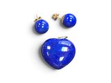 Ensemble composé d'un pendentif en forme de cœur en lapis-lazuli et de boucles d'oreilles