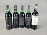 quatre bouteilles de vin sont alignées sur une table