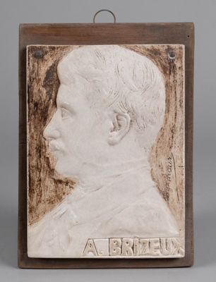 un gros plan sur la plaque représentant un homme de profil