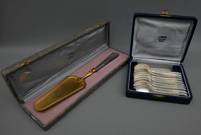 des couverts dans un coffret muni d'une poignée dorée et contenant des cuillères