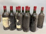 plusieurs bouteilles de vin sont alignées sur une table