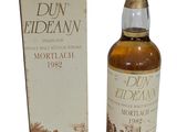 une vieille bouteille de whisky posée à côté d'une boîte en carton
