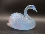 un cygne en verre posé sur une table