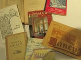 de nombreux livres posés sur une table