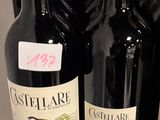 trois bouteilles de vin sont posées sur une étagère dans un magasin