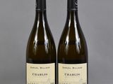 deux bouteilles de vin posées sur une table l'une à côté de l'autre