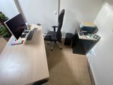 un bureau avec une chaise et un ordinateur dessus