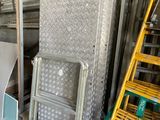 de nombreux morceaux de métal dans une pièce où se trouve une échelle
