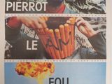 une publicité pour un film mettant en scène quatre séquences différentes dans lesquelles un homme tient un feu