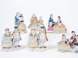 sept figurines représentant des personnes assises sur un banc