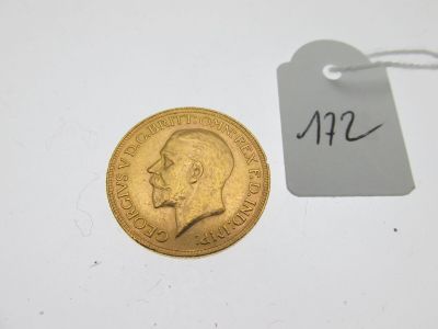 gros plan d'une pièce d'or portant une étiquette de prix