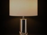 une lampe posée sur une table dans l'obscurité