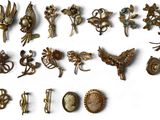 de nombreux types de broches, présentées sur un fond blanc