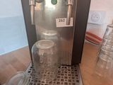 une machine à café posée sur une table